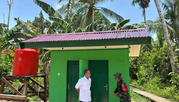 Dandim 1804/Kaimana Dampingi Sekwan Serahkan Kunci Rumah dan MCK kepada Warga Kampung Sisir