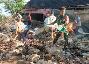 Babinsa Koramil Ngrambe Bersama Warga Gotong Royong Bersihkan Rumah Warga Yang Roboh