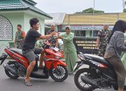 Jelang Berbuka, Koramil 1002-02/Batang Alai Utara Bagikan Takjil untuk Pengguna Jalan