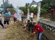 Babinsa Koramil 1002-06/Barabai Bersama Warga Bersihkan Kuburan Muslimin di Banua Jingah