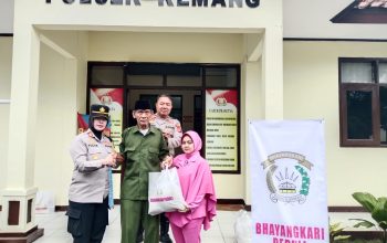 Berbagi Kebaikan, Polsek Kemang Polres Bogor Bagikan Bantuan Paket Sembako