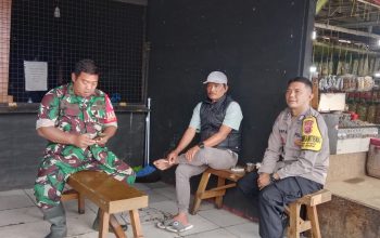 Patroli Dialogis, Bhabinkamtibmas Polsek Cisarua Polres Bogor Kontrol Siskamling dan Sampaikan Pesan Kamtibmas