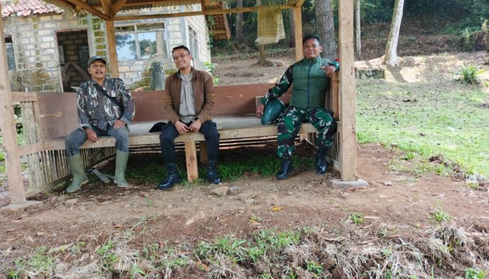 Sinergitas TNI-POLRI, Bhabinkamtibmas Polsek Cijeruk Polres Bogor dan Babinsa Sambang Warga Sampaikan Pesan Kamtibmas dan Edukasi TPPO