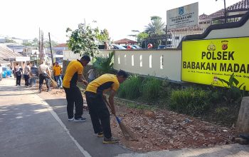 Jum’at Bersih ASRI, Personel Polsek Babakan Madang Polres Bogor Bersihkan Lingkungan Mapolsek