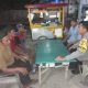 Ngopi Bareng Warga, Cara Bhabinkamtibmas Polsek Anjatan Jaga Keamanan Desa Binaan di Malam Hari.