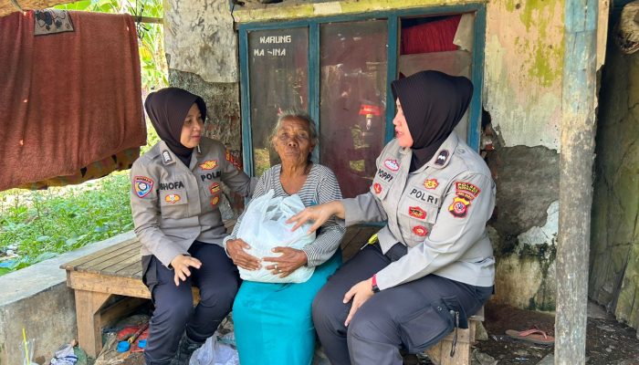 Jumat Berkah, Sat Binmas Polres Indramayu Salurkan Bantuan untuk Lansia di Rumah Nyaris Roboh