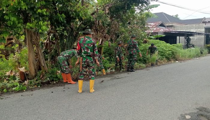 Koramil 1002-03/Haruyan Laksanakan Karya Bakti Pembersihan Lingkungan