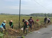 Babinsa Koramil BAS Bersama Warga Mahela Gotong Royong Bersihkan Jalan Desa