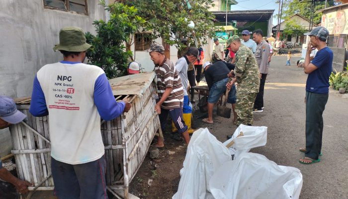 Wujudkan Indonesia Asri, Tiga Pilar Kelurahan Sumbertaman Kerja Bakti Bersihkan Saluran Air