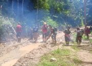 Babinsa dan Warga Atiran Gotong Royong Bersihkan Jalan Dukung Program Listrik Desa