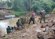 Pembangunan Jembatan Gantung Perintis Garuda di Desa Puhti Dikebut, Babinsa Ngawi dan Warga Kompak Gotong Royong