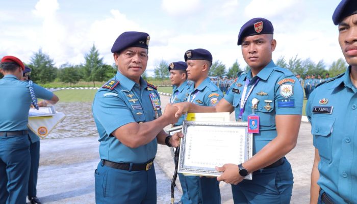 Panglima Armada III Beri Penghargaan kepada Prajurit Berprestasi