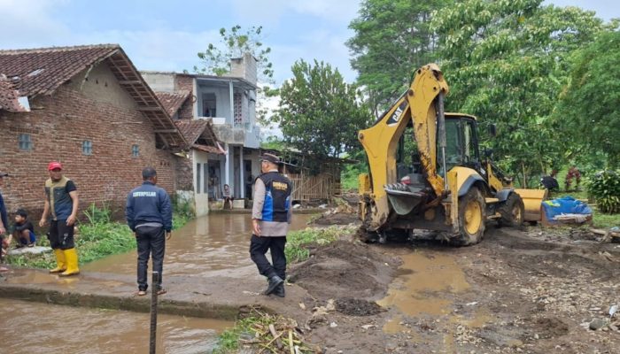Banjir Rendam Permukiman di Karangpawitan, Polisi Sigap Cek TKP dan Lakukan Penanganan