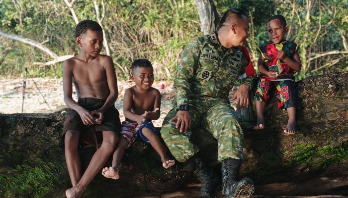 Kedekatan Dandim 1801/Manokwari dengan Anak-Anak Kampung Tanah Rubuh Warnai Pelaksanaan TMMD Ke-128