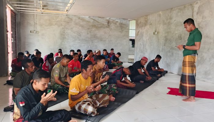 Ditengah Padatnya Kegiatan, Satgas TMMD ke 128 Tetap Laksanakan Sholat Jumat