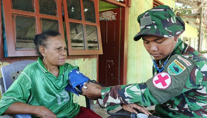 “TAK HANYA BANGUN INFRASTRUKTUR, SATGAS TMMD KE-128 KODIM 1801/MANOKWARI HADIRKAN LAYANAN KESEHATAN GRATIS UNTUK WARGA”