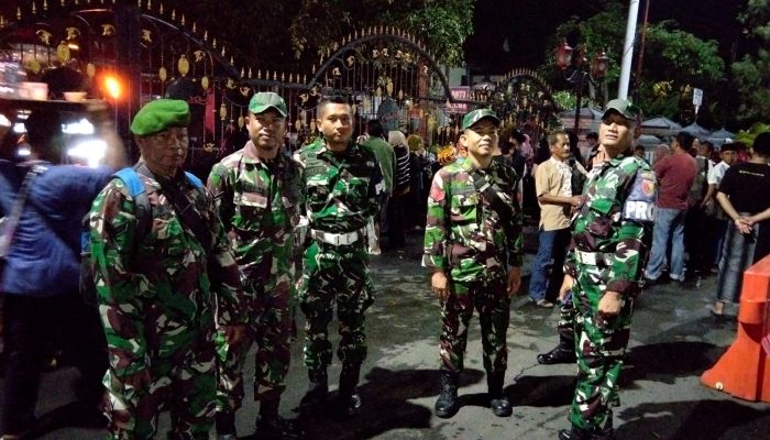 Pastikan Berjalan Aman Dan Lancar, Anggota Koramil 01/Ngawi Pantau Pemberangkatan Jemaah Haji