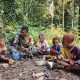 Satgas TMMD ke 128 Kodim 1801/Manokwari Berbagai Makanan Ringgan Dengan Anak-Anak Kampung Tanah Rubuh ‎