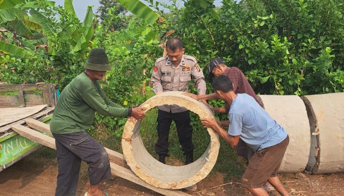 Momen Bhabinkamtibmas Polsek Kroya Membaur di Tengah Aktivitas Warga
