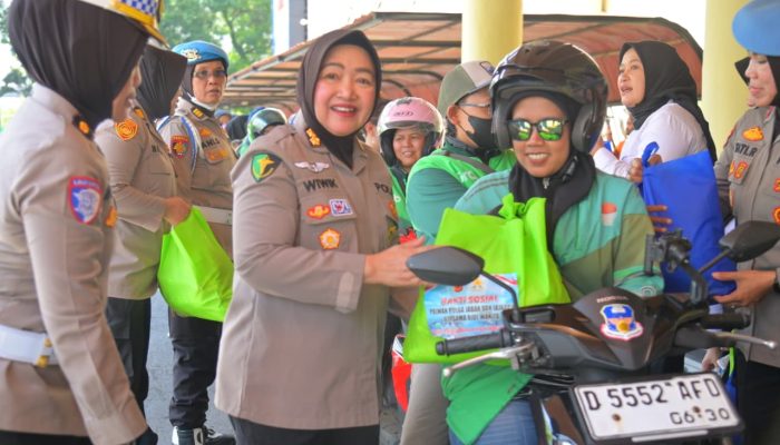 Polwan Polda Jabar Bagikan 100 Paket Sembako untuk Driver Ojol Perempuan di Hari Kartini