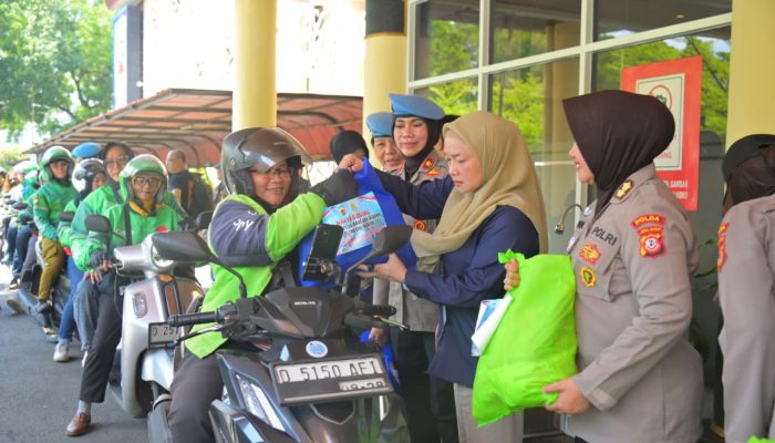 100 Driver Ojol Perempuan dari Berbagai Komunitas Hadiri Baksos Polwan Polda Jabar, Saat Hari Kartini
