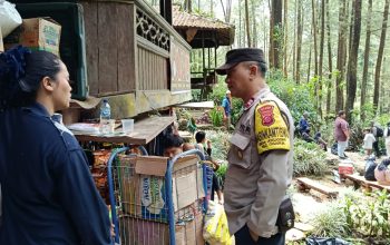 Jalin Kedekatan, Bhabinkamtibmas Polsek Cisarua Polres Bogor Melaksanakan Kegiatan Sambang Dialogis dengan Masyarakat Desa Binaan