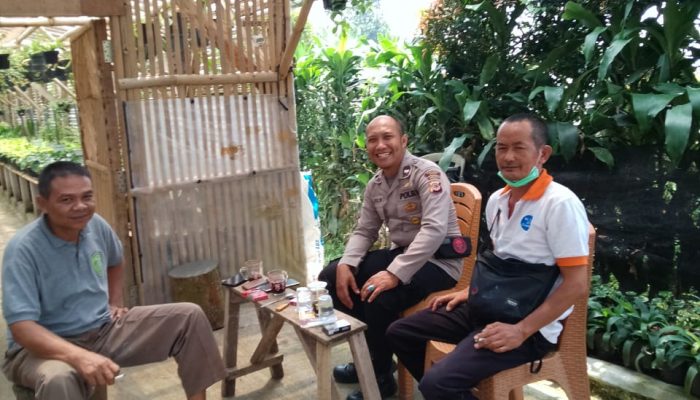 Bhabinkamtibmas Polsek Cijeruk Polres Bogor Rutin Sambangi Warga Desa Sukaharja, Perkuat Kedekatan dan Deteksi Dini Kamtibmas