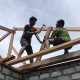 Proges RTLH TMMD ke 128 Kodim 1801/Manokwari Kian Melesat, Satgas dan Warga Pasang Kuda kuda Atap