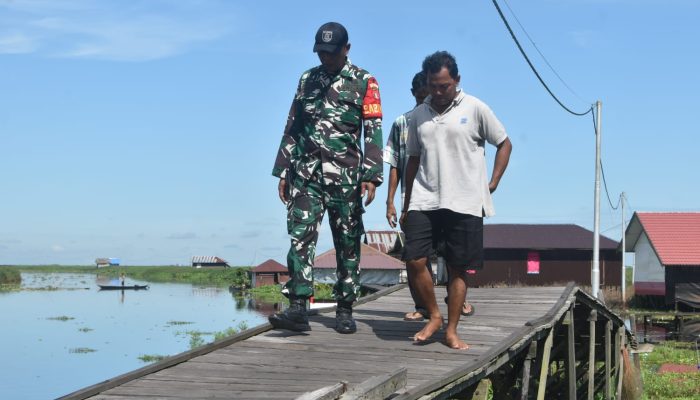 Babinsa Koramil 1002-08/Labuan Amas Utara Pererat Silaturahmi Melalui Komsos di Wilayah Terluar