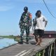 Babinsa Koramil 1002-08/Labuan Amas Utara Pererat Silaturahmi Melalui Komsos di Wilayah Terluar
