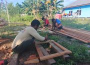 Pembuatan Rangka Pintu dan Jendela SD Inpres 62 Asai Dikerjakan Khusus oleh Satgas TMMD Ke-128