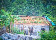Atap Rumah Debida Dowansiba Mulai Dikerjakan Satgas TMMD Ke-128 Kodim 1801/Manokwari