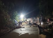Dengan Penuh Semangat, Satgas TMMD Ke-128 Kodim 1801/Manokwari Lanjutkan Pengecoran Jalan Hingga Malam Hari