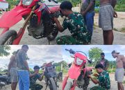 Sertu Calvin Bantu Perbaiki Motor Warga yang Mengalami Kerusakan  ‎