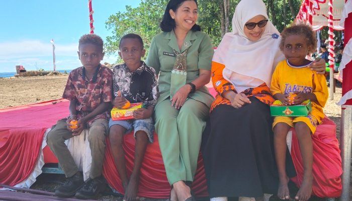 Kedekatan Ibu Pangdam dan Ibu Wakil Bupati Warnai Penutupan TMMD ke-128 di Kampung Tanah Rubuh