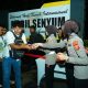 Polwan Polda Jabar Bagikan Konsumsi kepada Buruh Pendemo di Monas pada May Day 2026