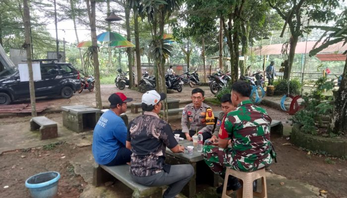 Patroli Bersama, Bhabinkamtibmas Polsek Parung Polres Bogor dan Babinsa Himbau Warga Aktif Jaga Kamtibmas 
