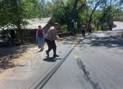 Respon Cepat Polisi Ngawi, Sebar Sekam Cegah Kecelakaan Akibat Tumpahan Solar di Jalan Kendal-Jogorogo