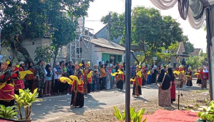 Sumbertaman Jadi Lautan Warna, Warga Gelar Pawai Budaya Sambut HUT ke-81 RI