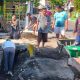 Peduli Lingkungan, Warga Mangunharjo Kompak Angkat Endapan Gorong-Gorong di Jalan Patimura