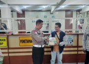 HUT Polantas ke-71, Satlantas Polres Pasuruan Bagikan Hadiah Sembako untuk Wajib Pajak di Samsat Bangil
