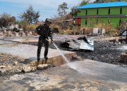 Hari Kedua Pemulihan Pasca Kebakaran, Satgas Yonif 2 Marinir Bersama Warga Bersihkan Puing dan Pasang Pagar Pengaman