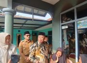 Bukti Efektivitas Program Labelisasi, Bupati Majalengka Serahkan Bansos PKH Disabilitas kepada Anak Lumpuh Layu di Cicanir