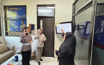 Komunikasi Jadi Perhatian, Polres Probolinggo Kota Latih Petugas Satpas Bahasa Isyarat