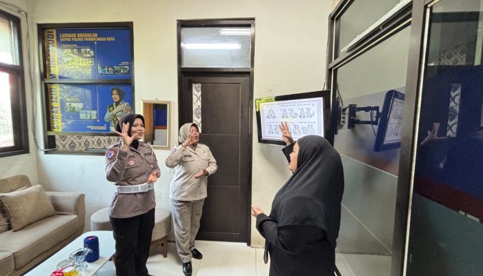 Komunikasi Jadi Perhatian, Polres Probolinggo Kota Latih Petugas Satpas Bahasa Isyarat
