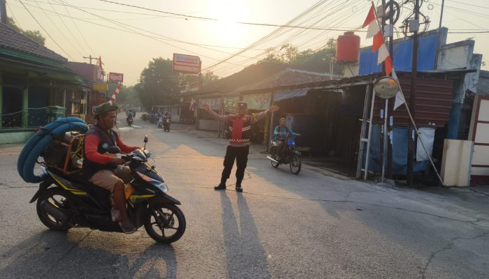 Upaya Cegah Kecelakaan dan Kemacetan, Personel Polsek Bongas Lakukan Pengaturan Lalu Lintas Pagi