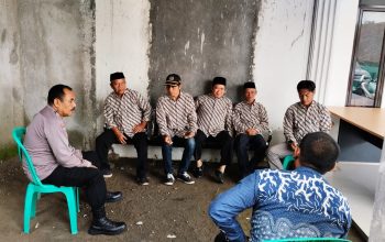 Bhabinkamtibmas Polsek Parungpanjang Polres Bogor Sambangi Tokoh Masyarakat, Ajak Warga Jaga Kamtibmas Jelang Pilkades PAW