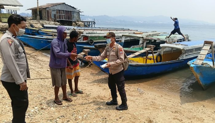Polsek Sorong Kepulauan Bagikan Masker, Imbau Warga Jaga Kesehatan