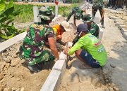 Dengan Teliti, Satgas TMMD ke-130 Kodim Ngawi Bersama Warga Pasang Begesting Jalan