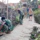 Satgas TMMD ke-130 dan Warga Cinaga Gotong Royong Jaga Kebersihan Lingkungan